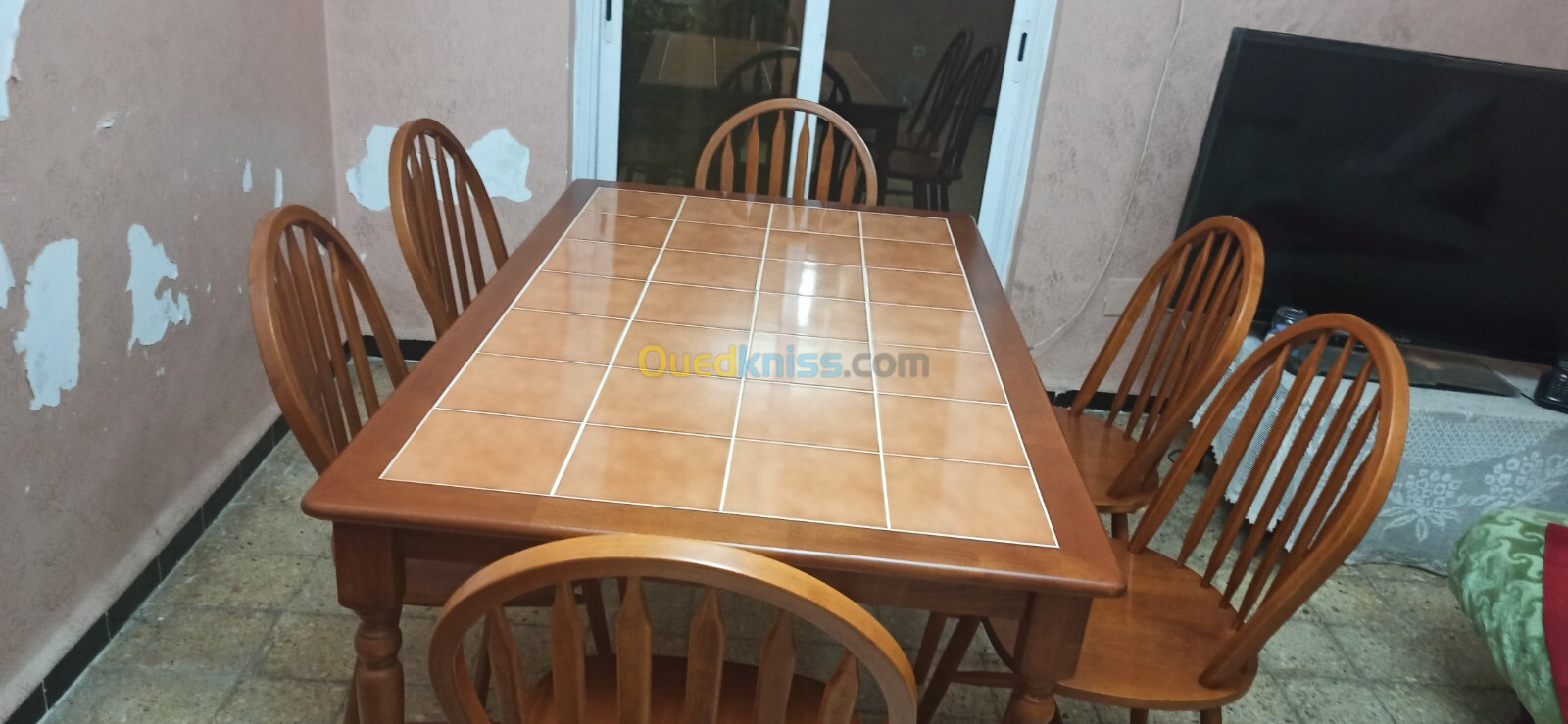 Table de cuisine avec 6 chaises presque neuve peu utilisées 