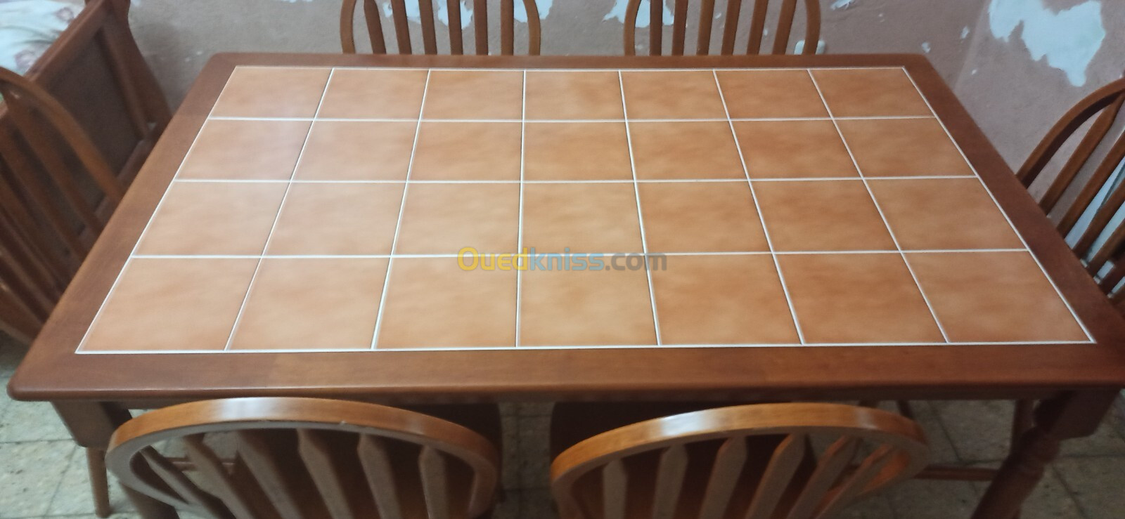 Table de cuisine avec 6 chaises presque neuve peu utilisées 