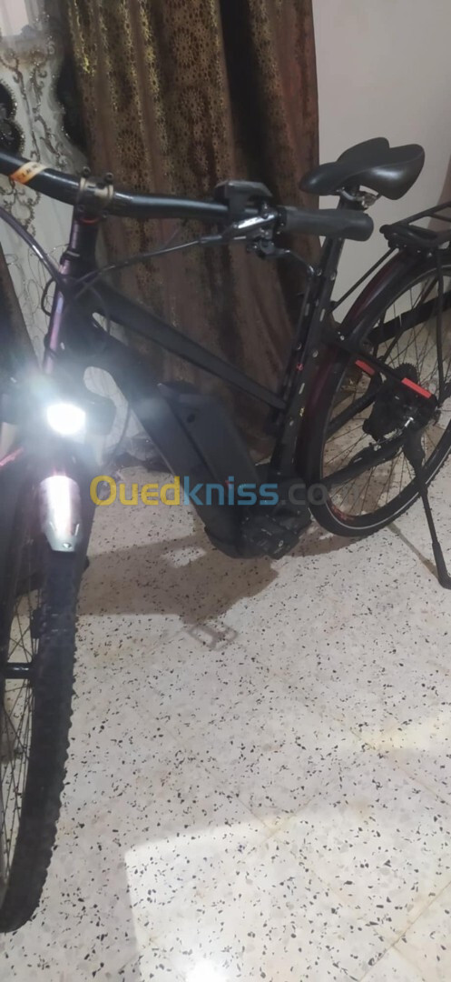 Vélo éléctric (دراجة هوائية) de la marque QUBE