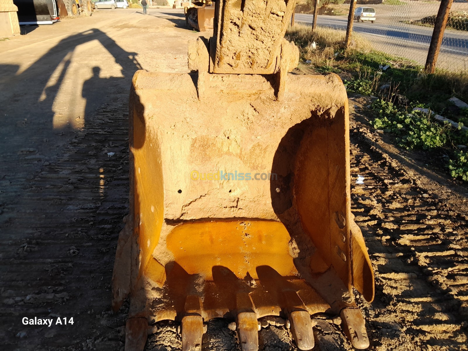 Location d'engins Poclain à Chenilles jonhang E230 et Compacteur XCMG 