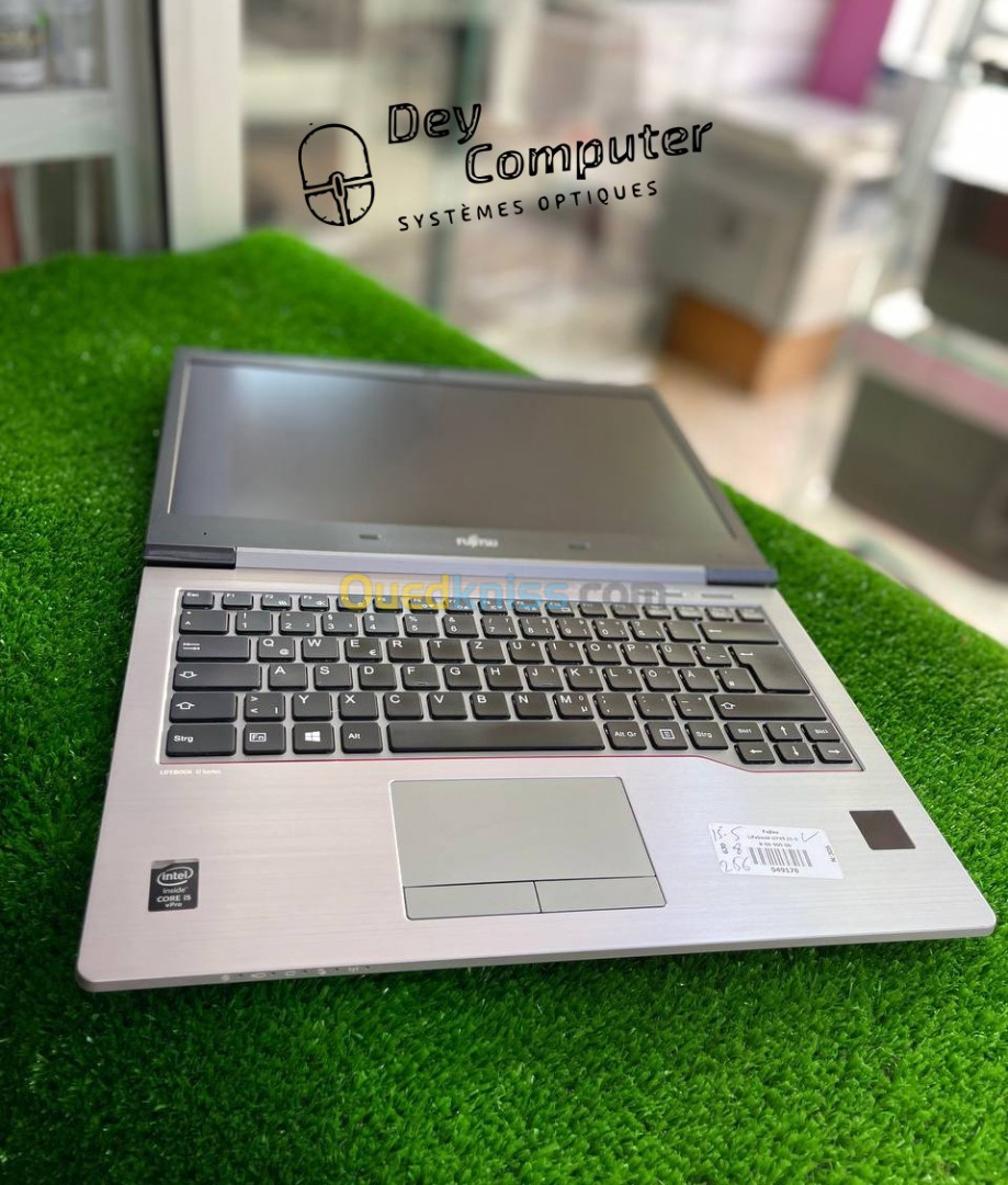 FUJITSU Notebook LIFEBOOK U745 Modèle Slim 