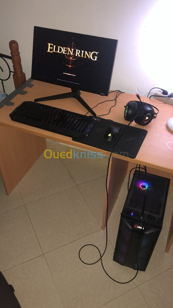 Pc gaming avec écran + clavier souris casque tapis de souris 