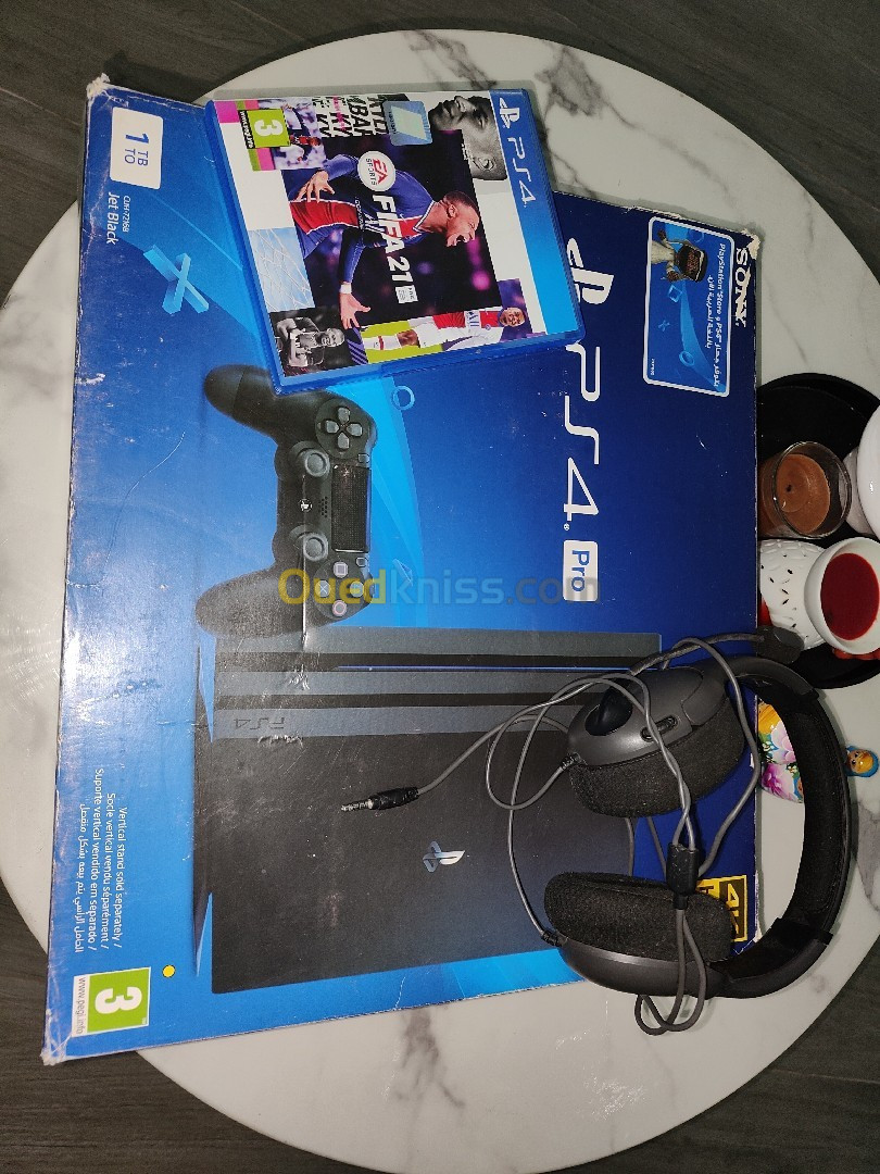 PlayStation 4 pro 1Tb avec une manette et un jeu FIFA 21