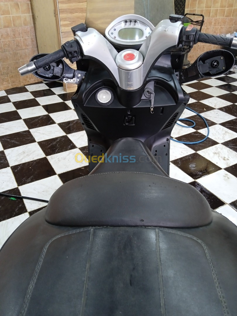 Kymco St dink 250cc 250cc بطاقة رمادية 2010