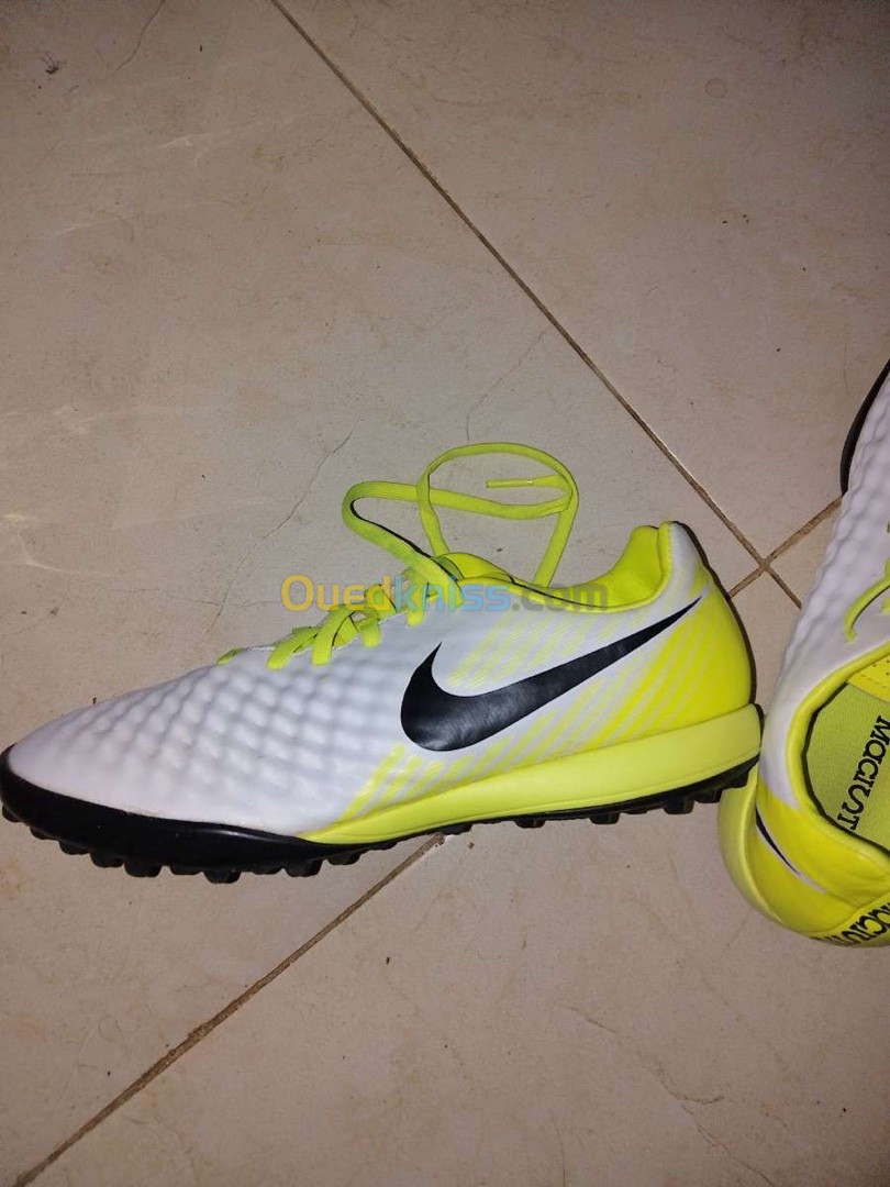 Soulier nike macitax 40