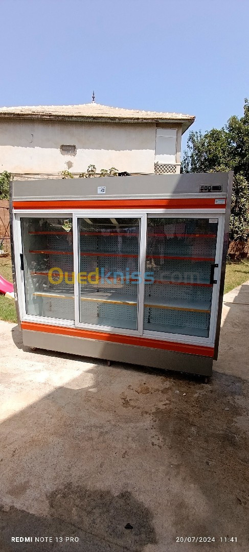 Frigo vitrine trois portes coulissantes 