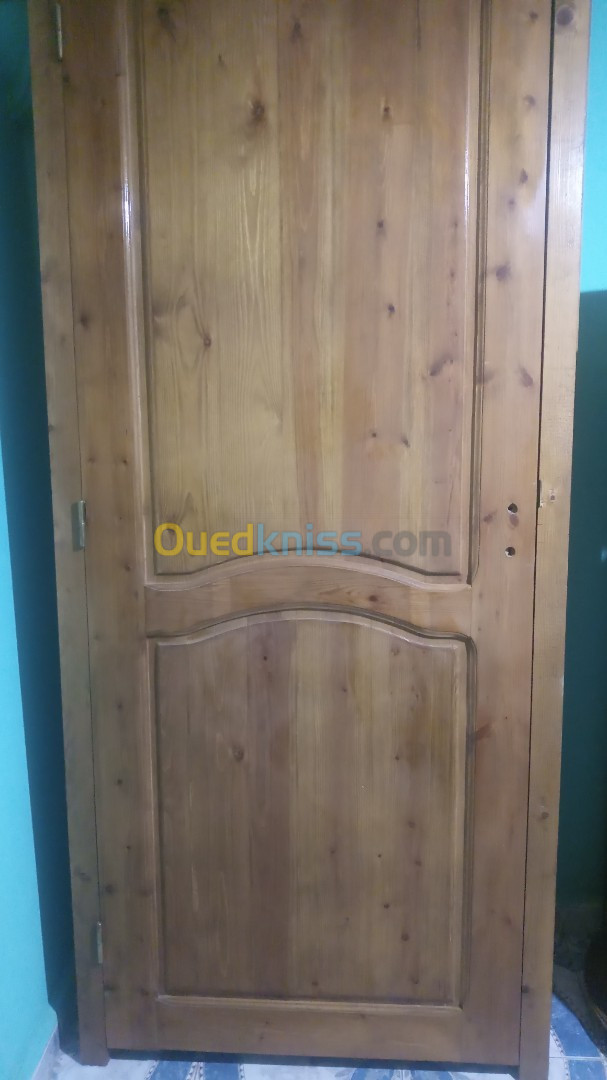 04 Portes en bois rouge 