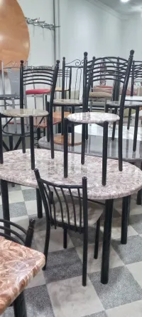 tables et chaises de restaurant et cafétéria 