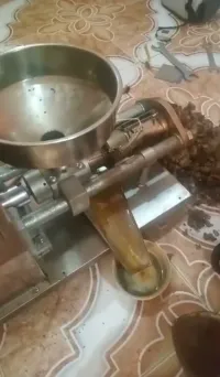 آلة عصر الزيوت