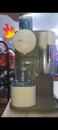 Machine à café Nespresso latissima one .