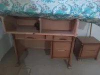 Bureau avec étagères et table de nuit 
