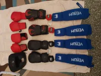 Gants et casque de  protection  et protège tibia  et protège dent kimonos 