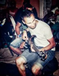 Prof de guitare .pi et solfège musique