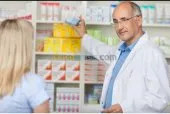 Vendeur et vendeuse en pharmacie 