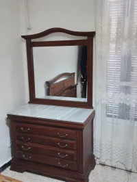 CHAMBRE A COUCHER BOIS ROUGE MASSIF COMPOSE D'1 ARMOIRE ET  1COIFFEUSE ET 1 LIT DE 1.6 M , 2 COMMODE