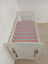 سرير-الأطفال-lit-de-bebe-en-bois-rouge-avec-matelas-orthopediques-زرالدة-الجزائر