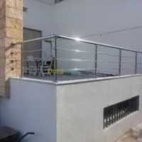 Rampe d'escaliers en inox et vitrine 