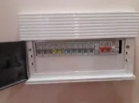 كهربائي 
