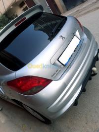 البيض-الجزائر-سيارة-صغيرة-peugeot-207-allure-2012