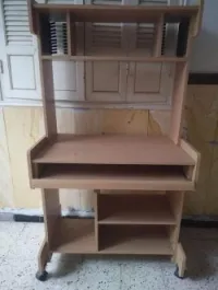 طاولة خاصة بالحاسوب المكتبي .