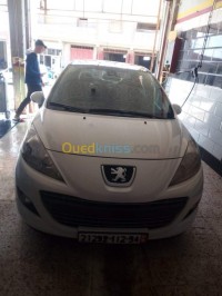 برج-بوعريريج-الجزائر-سيارة-صغيرة-peugeot-207-2012