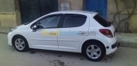 سعيدة-الجزائر-سيارة-صغيرة-peugeot-207-2011
