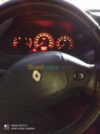 البليدة-الجزائر-سيارة-صغيرة-renault-megane-1-1996