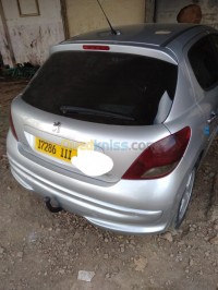 الجزائر-وسط-سيارة-صغيرة-peugeot-207-2011