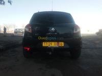 الجزائر-وسط-سيارة-صغيرة-renault-clio-3-2011