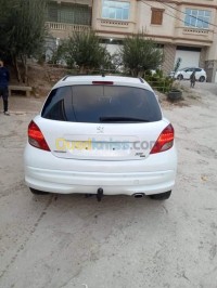 قسنطينة-الجزائر-سيارة-صغيرة-peugeot-207-2011