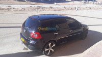 laghouat-aflou-algerie-moyenne-berline-volkswagen-golf-5-2007