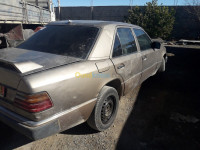 tebessa-ouenza-algerie-mini-citadine-mercedes-benz-classe-d-250-1987