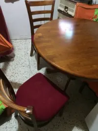 TABLE RONDE EN BOIS ROUGE NEUF 