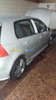 tipaza-cherchell-algerie-moyenne-berline-volkswagen-golf-5-2008