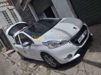 الجزائر-وسط-سيارة-صغيرة-peugeot-208-allure-2014