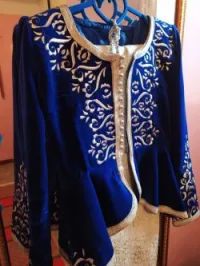 Un joli karakou en bleu roi