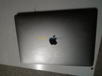 constantine-algerie-laptop-pc-portable-macbook-pro-2017