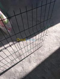 سطيف-العلمة-الجزائر-مواد-البناء-صنع-سياج-مصفح-للملاعب-الحدائق-الواجهات