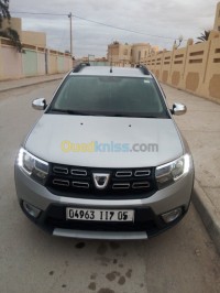 بسكرة-الجزائر-سيارة-صغيرة-dacia-sandero-stepway-2017