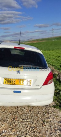 قسنطينة-الخروب-الجزائر-سيارة-صغيرة-peugeot-207-2012