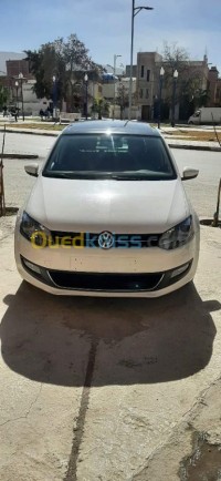 باتنة-الجزائر-سيارة-صغيرة-volkswagen-polo-2014