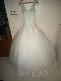 Robes blanches en bon état 