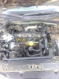 باتنة-الجزائر-صالون-سيدان-renault-laguna-2-2001