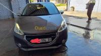 وهران-الجزائر-سيارة-صغيرة-peugeot-208-2014