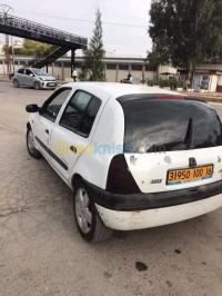 الجزائر-باب-الزوار-سيارة-صغيرة-renault-clio-2-2000
