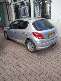 البويرة-عين-بسام-الجزائر-سيارة-صغيرة-peugeot-207-allure-2012