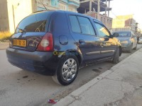 قسنطينة-الجزائر-سيارة-صغيرة-renault-clio-2-2002