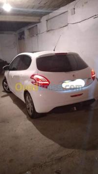 تيارت-الجزائر-سيارة-صغيرة-peugeot-208-allure-2013