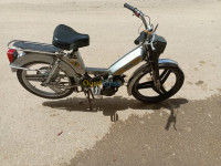 bouira-lakhdaria-algerie-motos-scooters-peugeot-103-1990