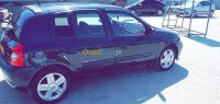 الشلف-الجزائر-سيارة-صغيرة-renault-clio-2-2002